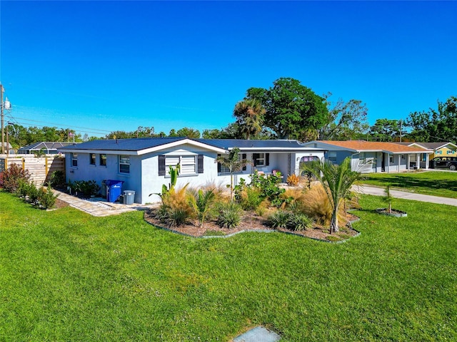 view of front of property featuring a front lawn