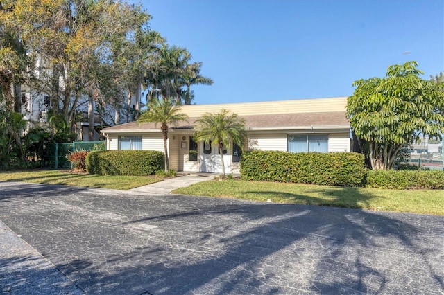 single story home featuring a front yard