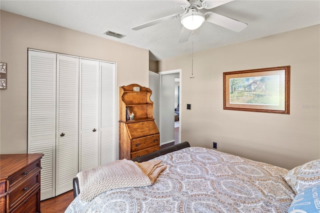 bedroom with hardwood / wood-style flooring, ceiling fan, a textured ceiling, and a closet