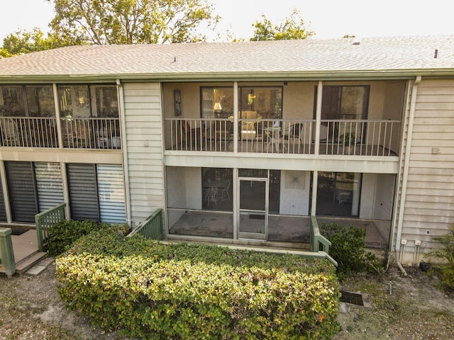 1519 Pelican Point Dr Unit 292, Sarasota, FL 34231 - back of property with a sunroom