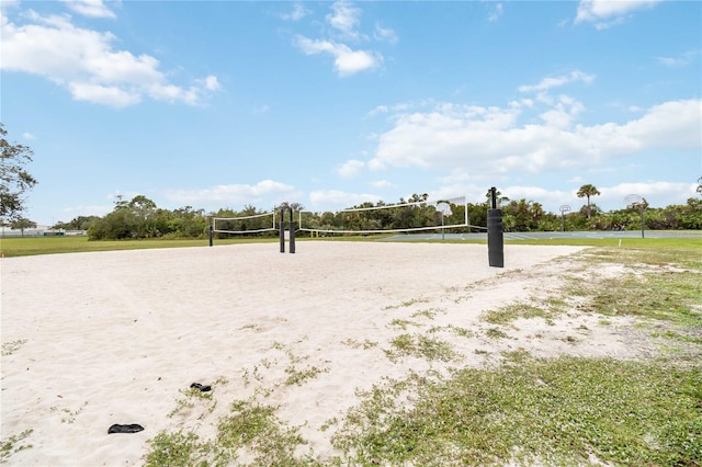 surrounding community with volleyball court