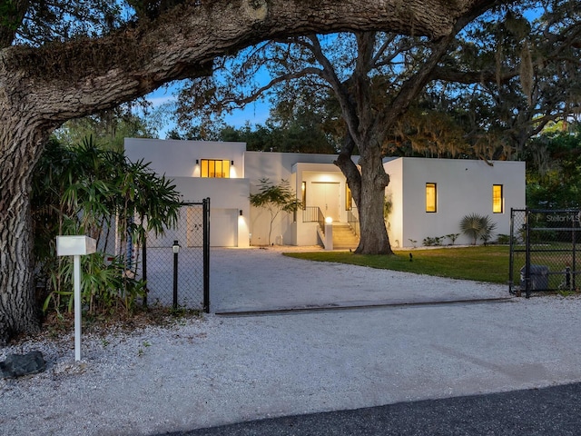 view of front of property featuring a front yard