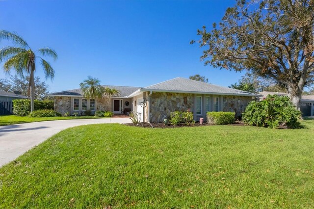 single story home with a front lawn