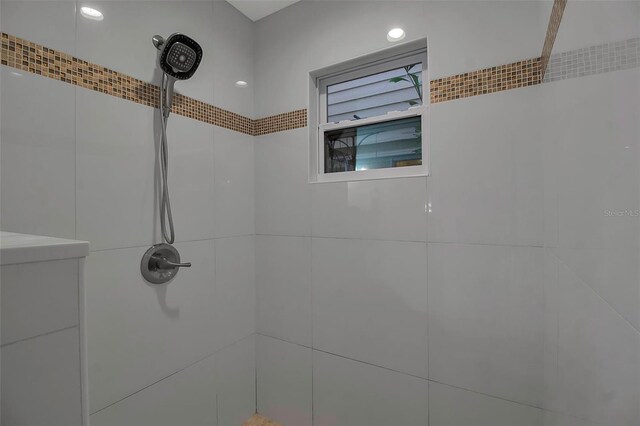 3410 Avenida Madera Unit B, Bradenton, FL 34210 - bathroom with tiled shower