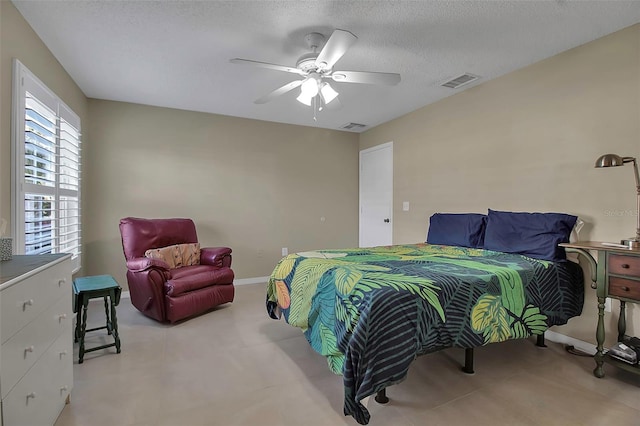 bedroom featuring ceiling fan and a textured ceiling