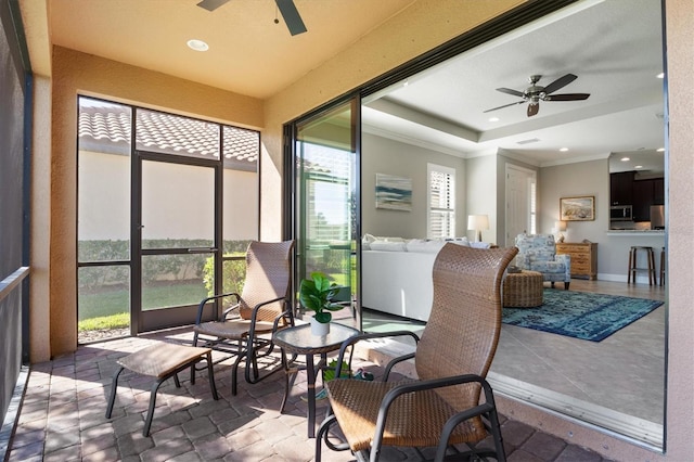 sunroom with ceiling fan