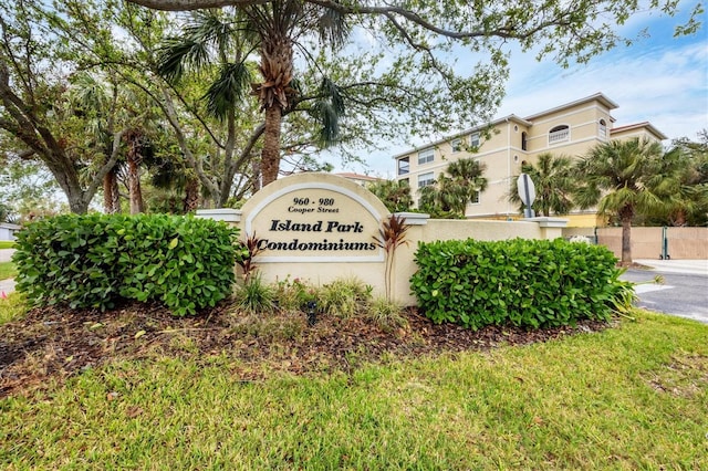 community / neighborhood sign featuring a yard