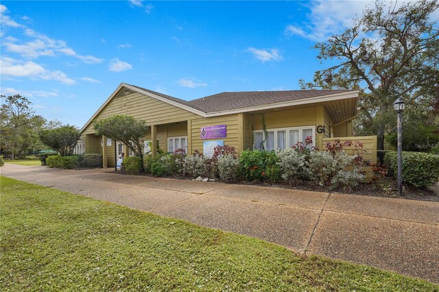 single story home featuring a front yard