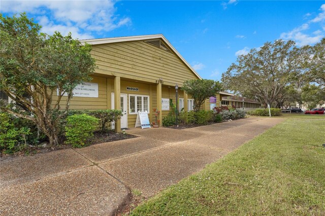 view of front of property with a front yard