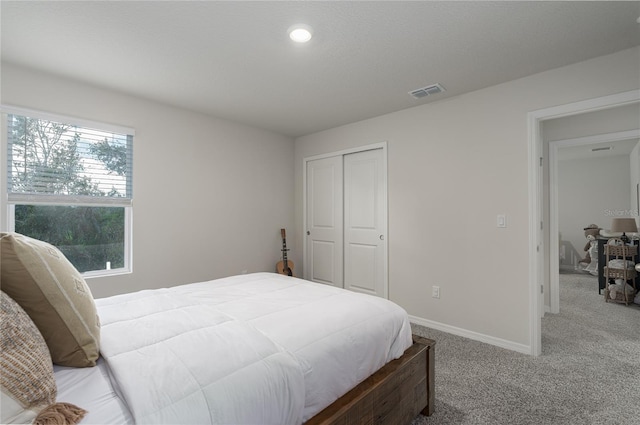 bedroom featuring carpet flooring and a closet