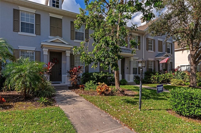 view of front of home featuring a front yard