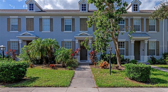 view of front facade featuring a front lawn