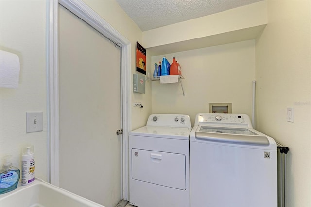 4135 Dover Dr E, Bradenton, FL 34203 - clothes washing area with independent washer and dryer and a textured ceiling