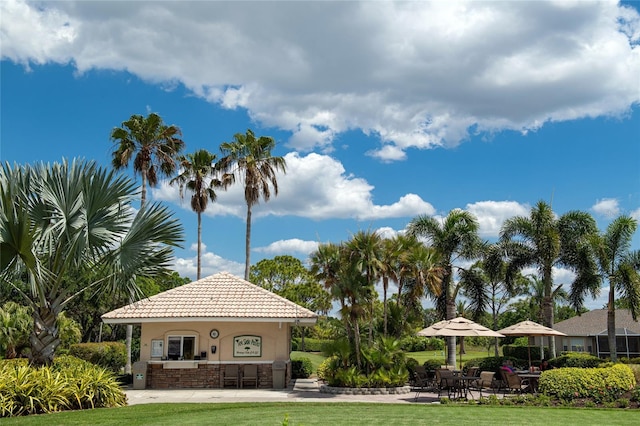 view of home's community featuring an outdoor bar and a yard