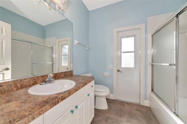 10550 Old Grove Cir, Bradenton, FL 34212 - full bath featuring toilet, vanity, shower / bath combination with glass door, and baseboards