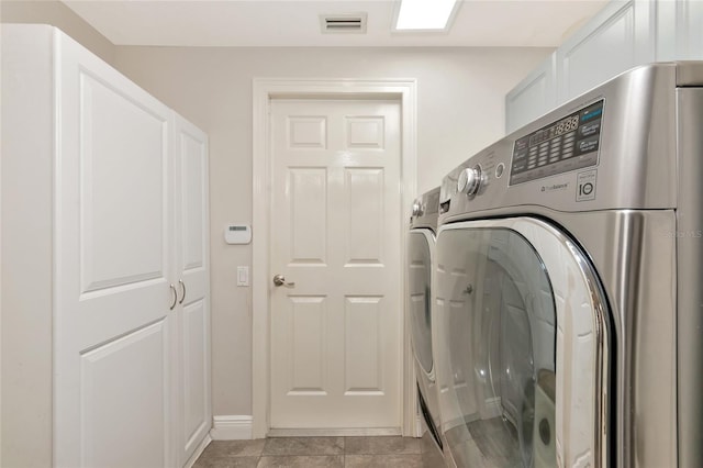 10550 Old Grove Cir, Bradenton, FL 34212 - laundry area with washing machine and dryer and baseboards