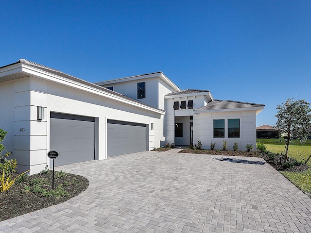 view of front facade featuring a garage