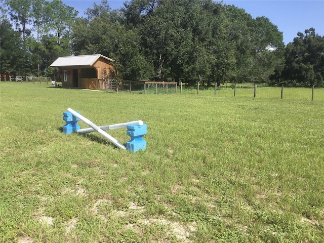 view of yard with an outdoor structure