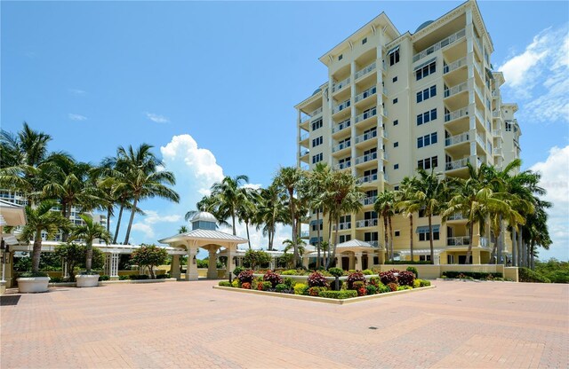 view of apartment building / complex