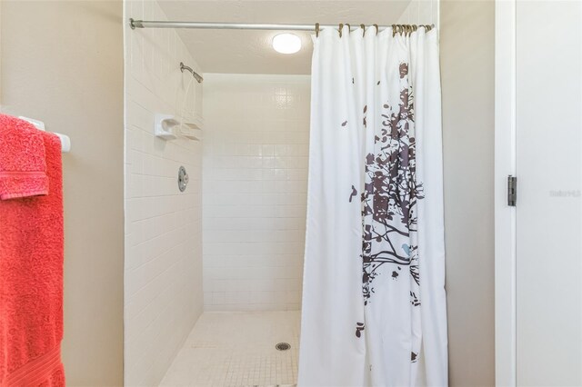 bathroom with curtained shower