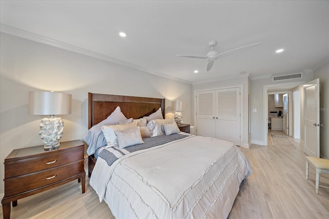 bedroom with ceiling fan, a closet, crown molding, and light hardwood / wood-style flooring