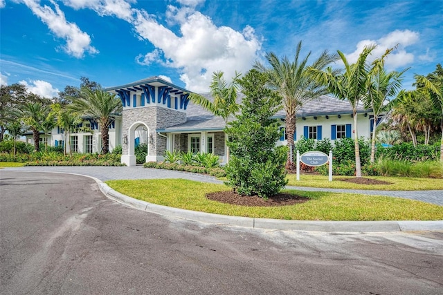 view of front of home featuring a front lawn