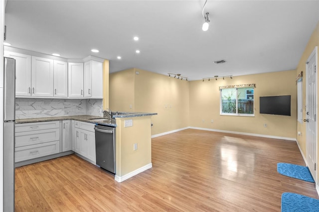 kitchen featuring stainless steel appliances, backsplash, kitchen peninsula, light hardwood / wood-style floors, and white cabinets