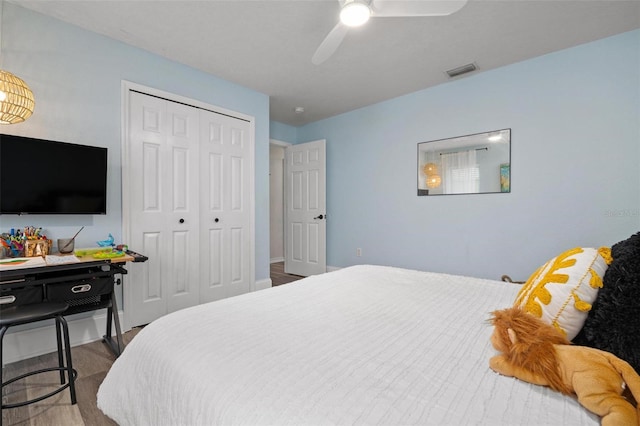 bedroom featuring ceiling fan, wood-type flooring, and a closet