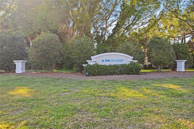 community / neighborhood sign featuring a lawn