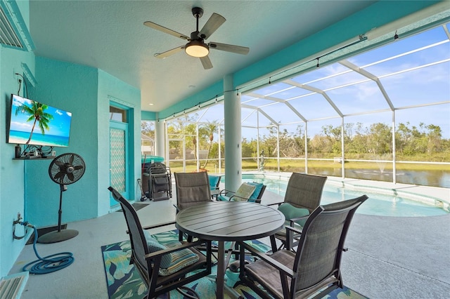 sunroom / solarium with a ceiling fan