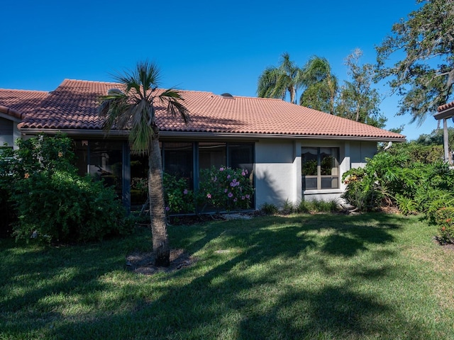 back of house featuring a lawn