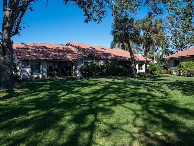 view of front of property featuring a front yard