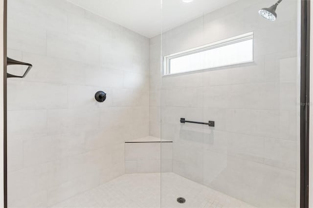 bathroom featuring a tile shower