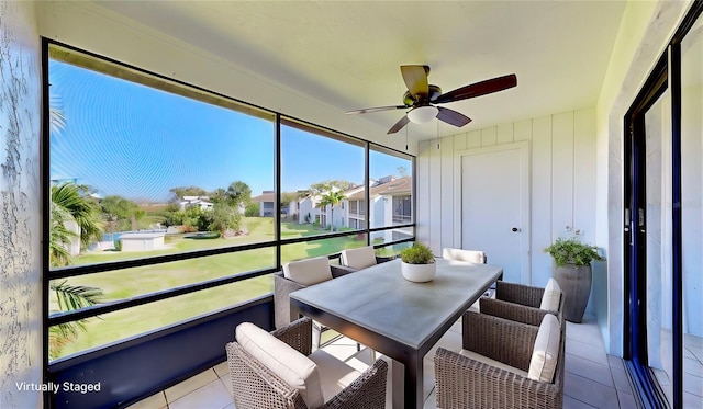 sunroom with ceiling fan