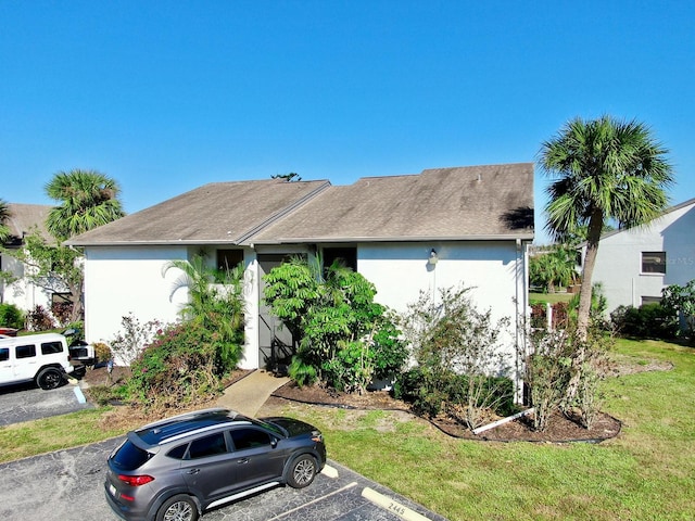 ranch-style home featuring a front lawn