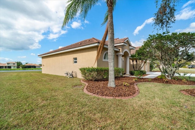 view of side of property featuring a lawn