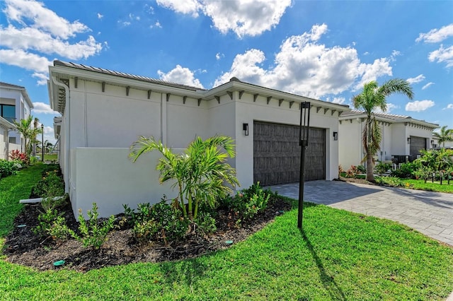 view of front facade featuring a garage and a front lawn