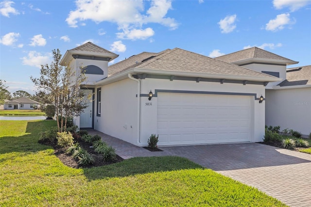 view of front of home featuring a front lawn and a garage