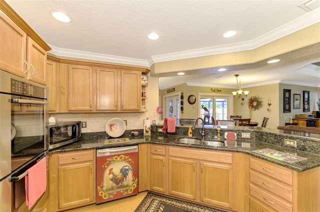 kitchen featuring kitchen peninsula, crown molding, sink, and stainless steel appliances