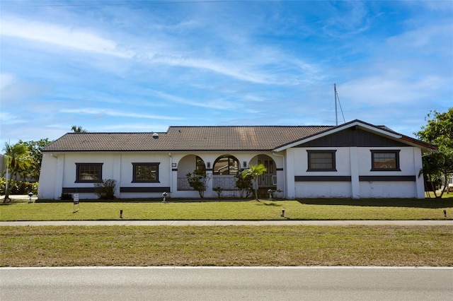 view of front facade with a front lawn