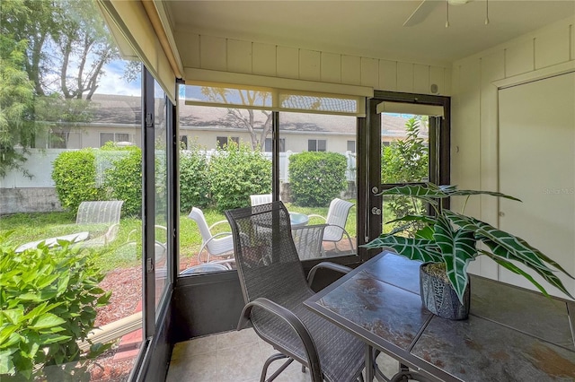 sunroom featuring ceiling fan