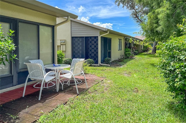 view of yard featuring a patio