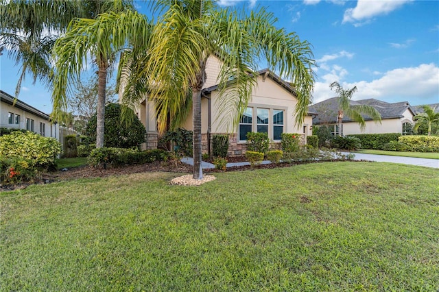 view of front facade featuring a front yard