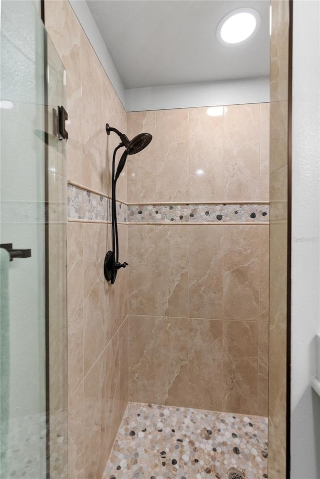 bathroom featuring a tile shower