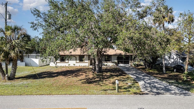 view of front of property with a front yard