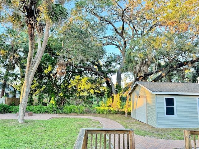 view of yard featuring a garage and an outdoor structure