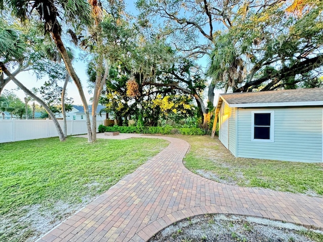 view of yard featuring an outbuilding