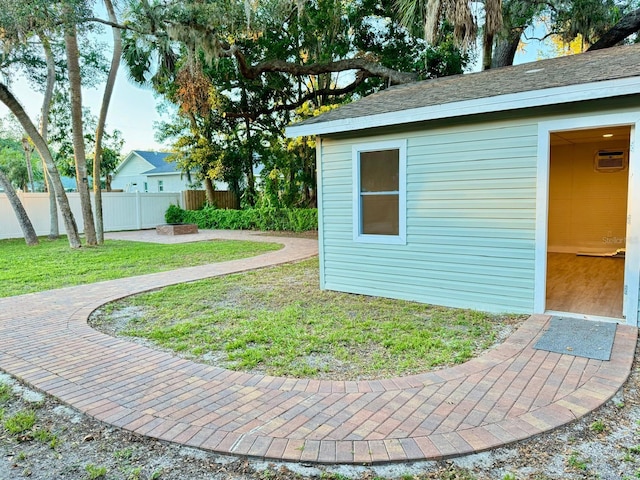 view of yard with an outbuilding