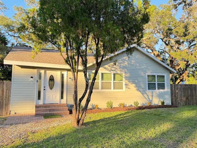 ranch-style house featuring a front yard