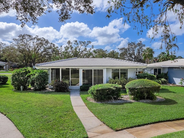 single story home with a front lawn